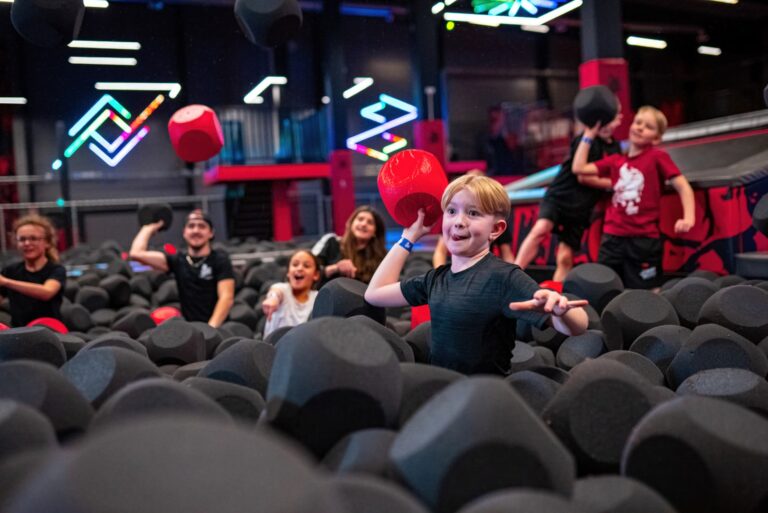 Barn som leker i foam pit