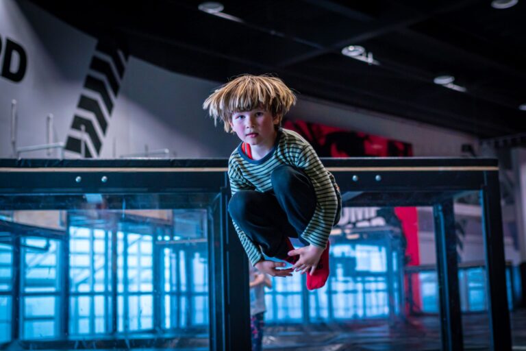 Liten pojke som hoppar trampolin