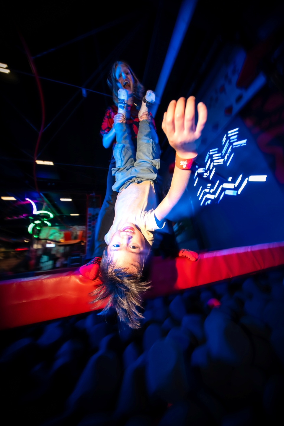 upp och ner vänd flicka på JumpYard trampolinpark