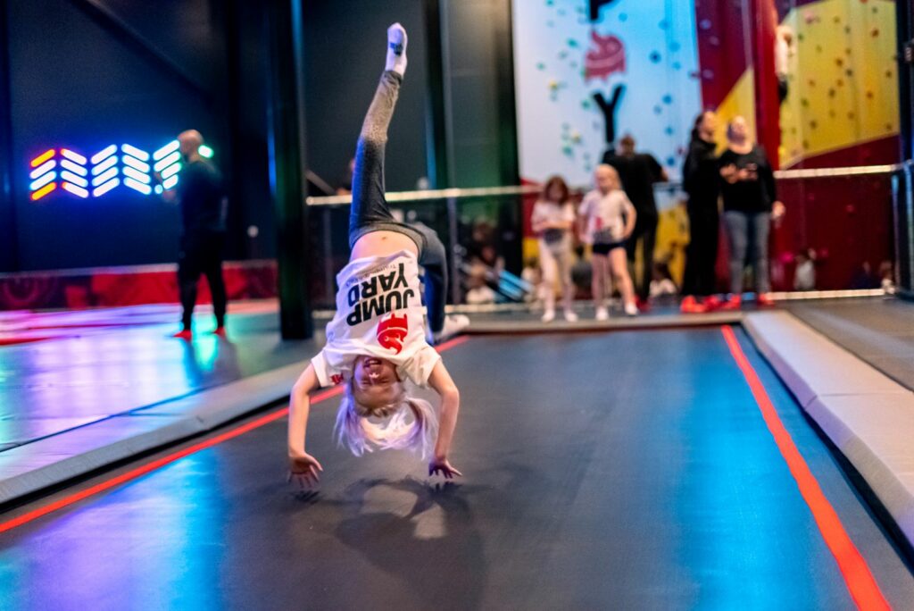 skolaktiviteter på trampoliner - flickis och bakåtvolt