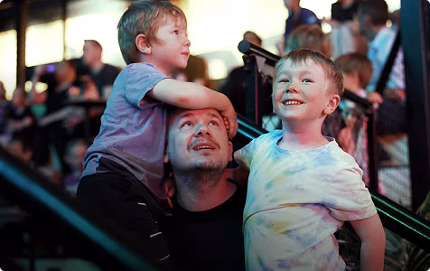 Glad familj på JumpYard trampolinpark